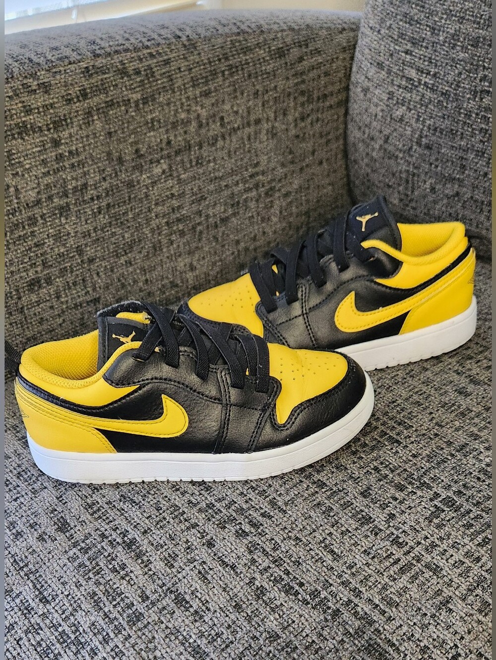 Kids Yellow & Black Low-Top Sneakers - Jumpman Logo